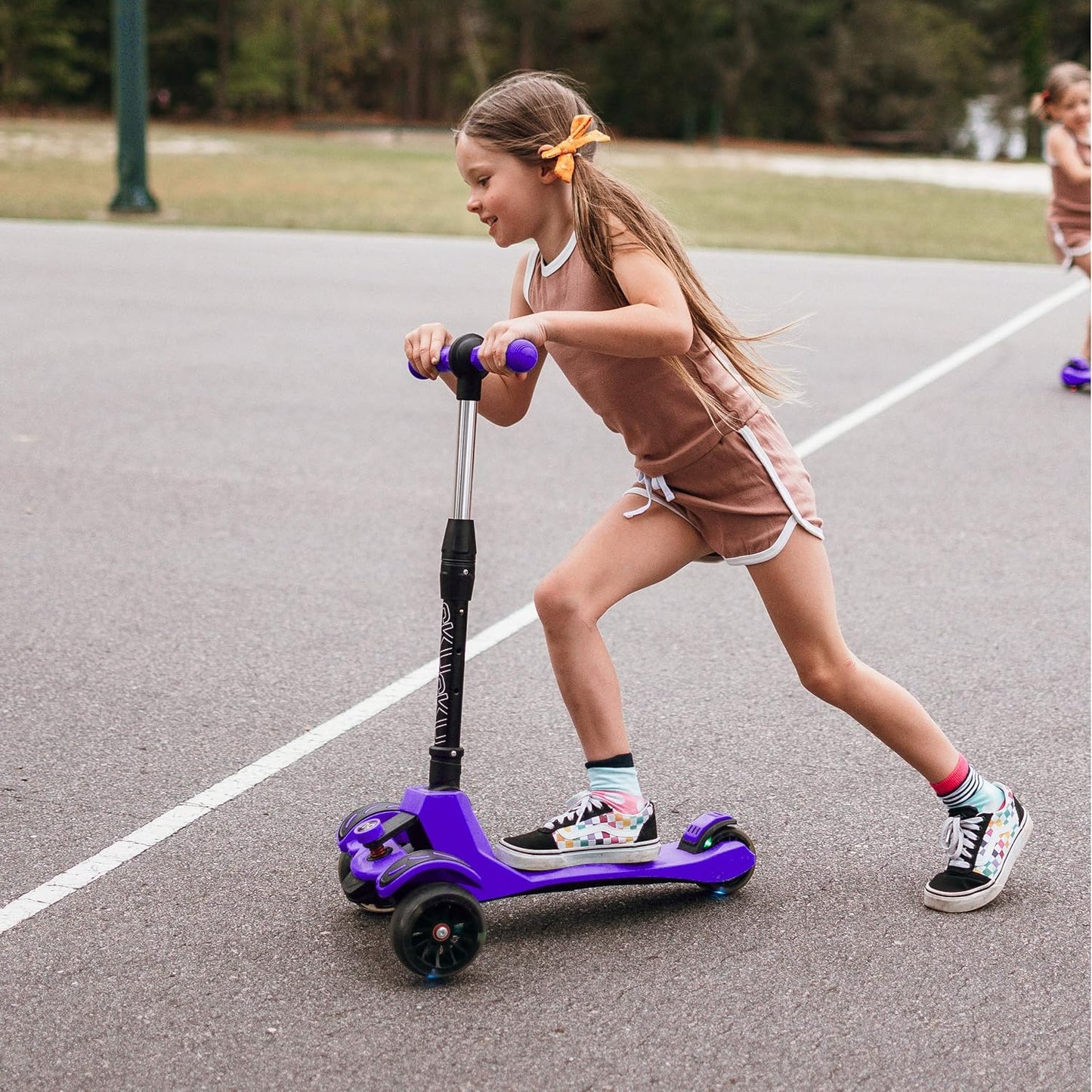 Adjustable Height Kids Scooter with Widened Flash Wheels for Ages 3-8, Lean-to-Steer Design